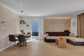 Dining - Apartment Roza, a beautiful new apartment with parking (Makarska)