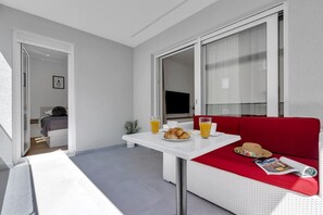 2 bedrooms, iron/ironing board, WiFi, bed sheets - Apartment Roza, a beautiful new apartment with parking (Makarska)