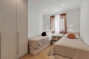 2 bedrooms, iron/ironing board, WiFi, bed sheets - Apartment Roza, a beautiful new apartment with parking (Makarska)