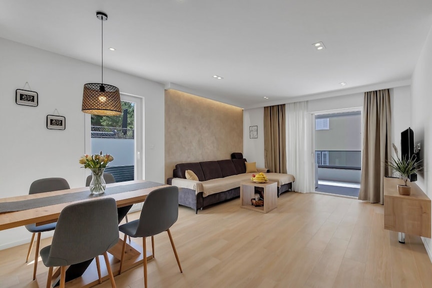 Apartment Roza, A Beautiful New Apartment With Parking - Makarska