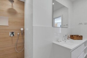 Shower, hair dryer, towels, soap - Apartment Roza, a beautiful new apartment with parking (Makarska)