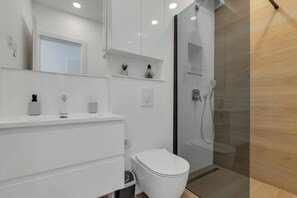 Shower, hair dryer, towels, soap - Apartment Roza, a beautiful new apartment with parking (Makarska)