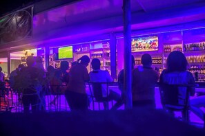 Bar (trong khuôn viên)