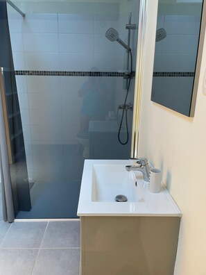 Shower, jetted bath, hair dryer, towels - Country house surrounded by lavender fields and vineyards (Grignan)
