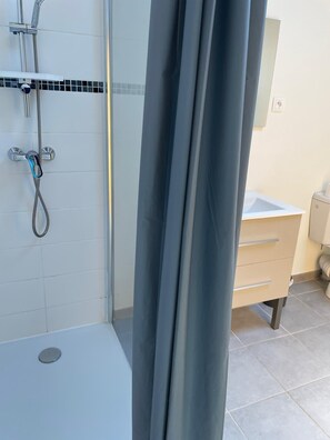 Shower, jetted bath, hair dryer, towels - Country house surrounded by lavender fields and vineyards (Grignan)
