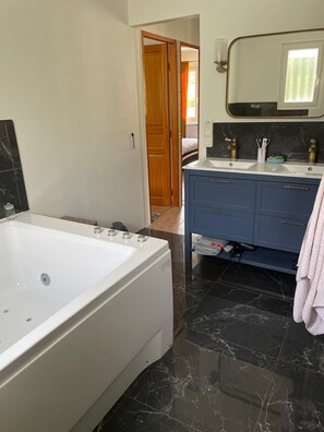 Bathroom - Vrbo Property (Grignan)