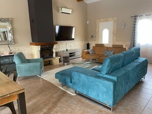 Living area - Country house surrounded by lavender fields and vineyards (Grignan)