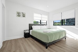 Bright bedroom with two windows and fresh linens. - Olive Palm Retreat with pool (Miami)