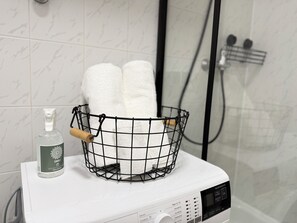Dusche, Haartrockner, Handtücher, Seife