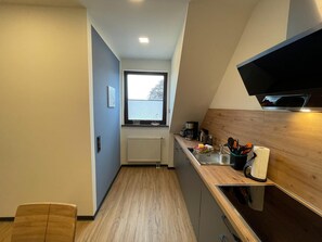 Fridge, microwave, stovetop, dishwasher - Vacation home Kompass - Apartment West (Wittmund)