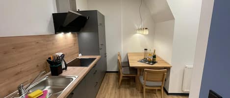 Réfrigérateur, micro-ondes, plaque de cuisson, lave-vaisselle