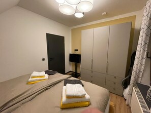 1 soverom, safe på rommet, strykejern/-brett og wi-fi (inkludert)