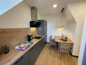 Fridge, microwave, stovetop, dishwasher - Vacation home Kompass - Apartment West (Wittmund)