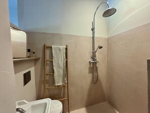 Dusche, Haartrockner, Handtücher
