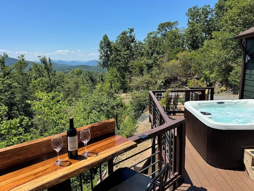 New from 5 Star Hosts-Gorgeous Mtn Views-Private, Peaceful on 5 acres-Convenient