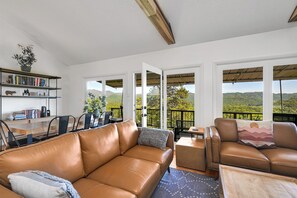 Smart-TV, Kamin, Videospiele, Bücher