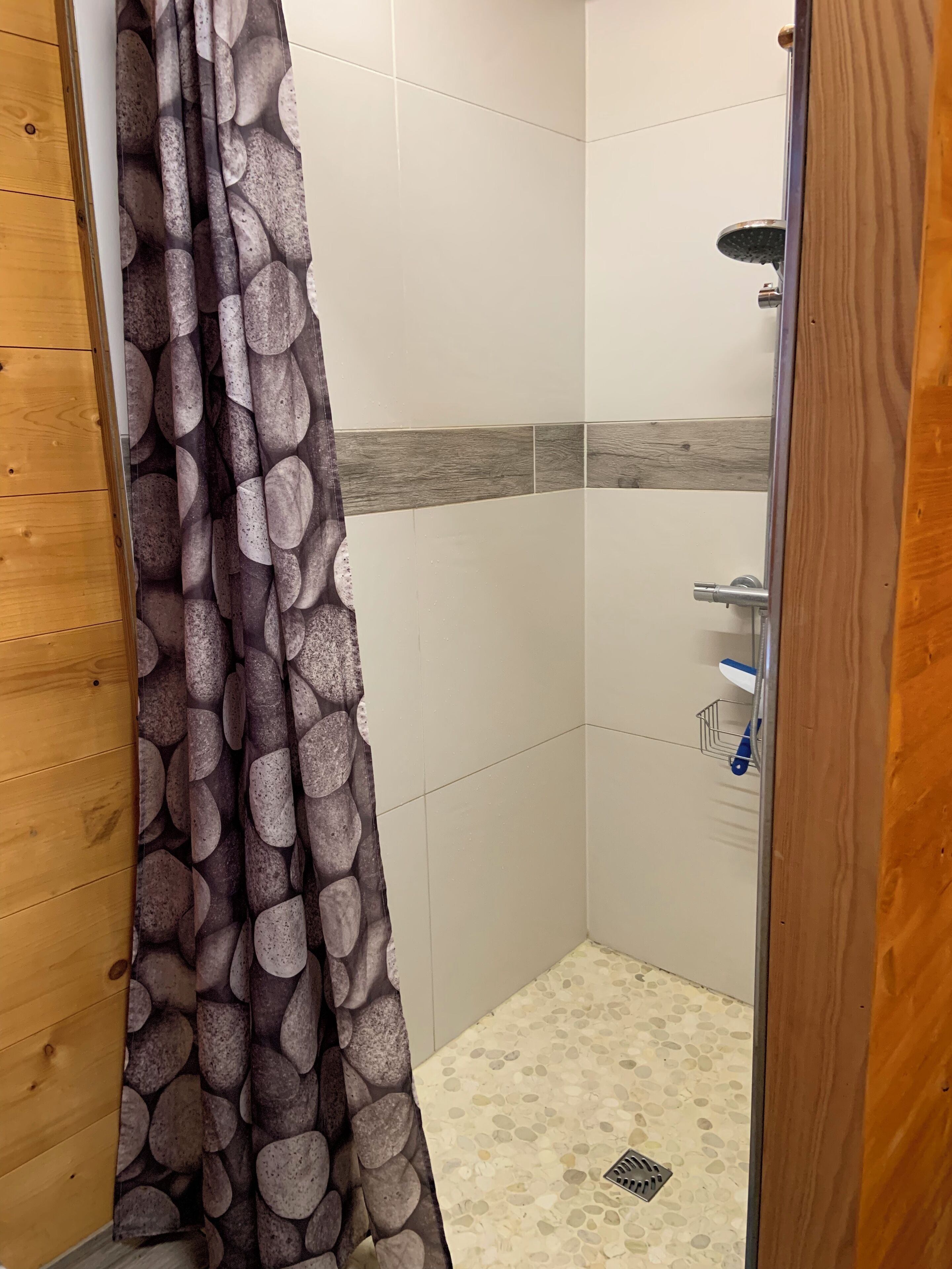 Douche, sèche-cheveux, serviettes fournies, savon