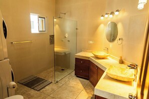 Shower, hair dryer, towels, soap - Enjoy the beach and the sunset in this beautiful beachfront home (Chuburná)