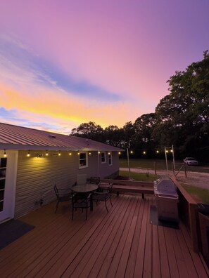 Outdoor dining - Pickleball and Play at Kerr Lake (Henderson)