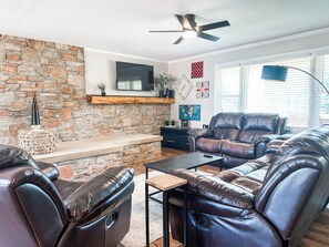 Living area - Pickleball and Play at Kerr Lake (Henderson)