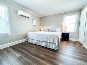 3 bedrooms, iron/ironing board, WiFi, bed sheets - Pickleball and Play at Kerr Lake (Henderson)