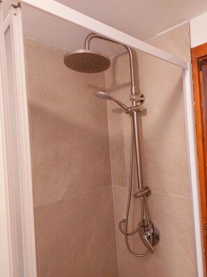 Dusche, Haartrockner, Bidet, Handtücher