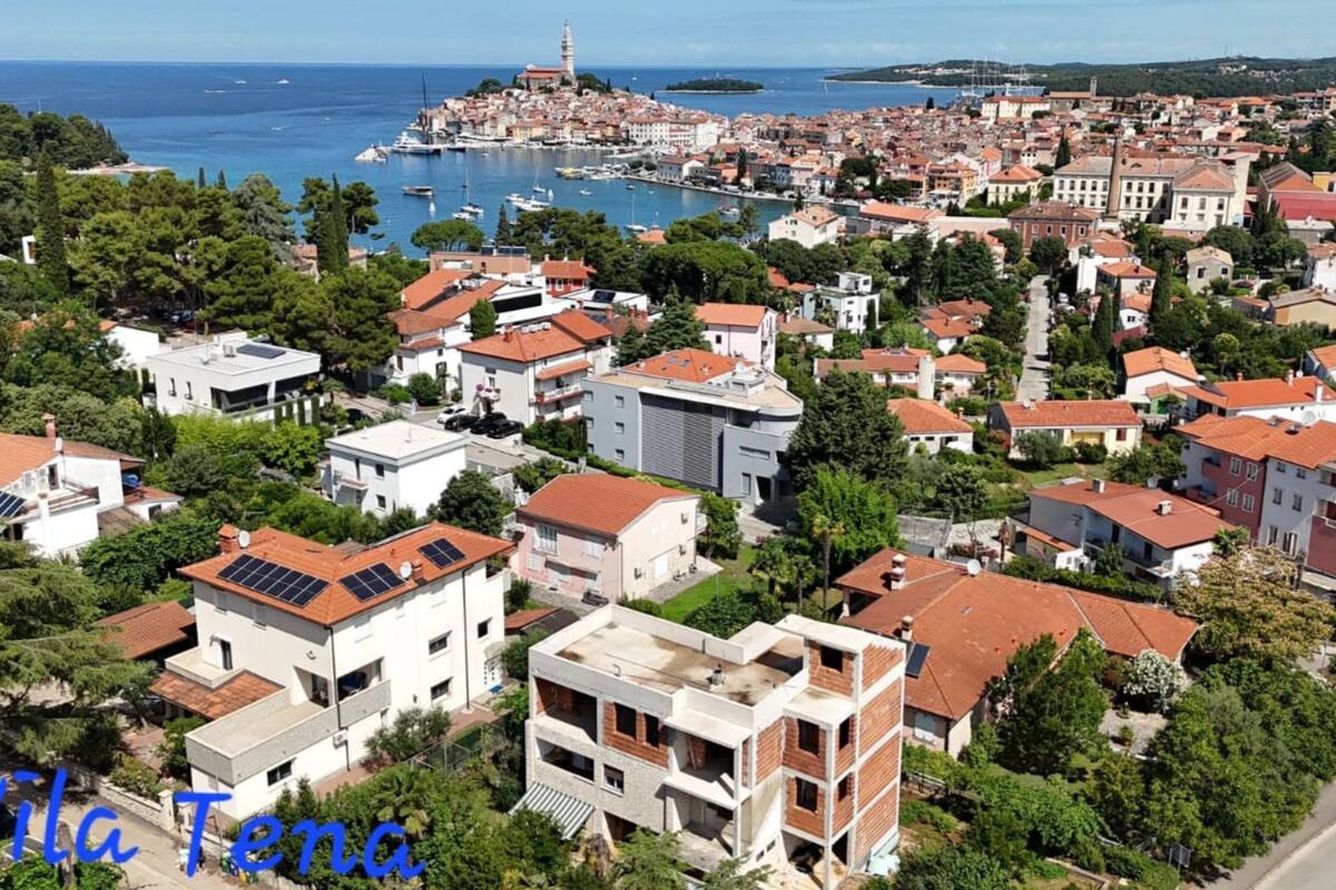 Une ville côtière où se côtoient des immeubles résidentiels et une imposante tour historique.