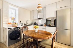 Fridge, microwave, oven, stovetop - Fitzrovia Flat in 1760s House Central London (London)