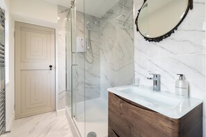 Douche, sèche-cheveux, serviettes fournies, savon