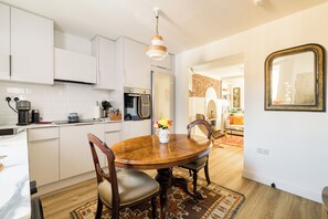Fridge, microwave, oven, stovetop - Fitzrovia Flat in 1760s House Central London (London)