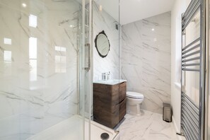 Shower, hair dryer, towels, soap - Fitzrovia Flat in 1760s House Central London (London)