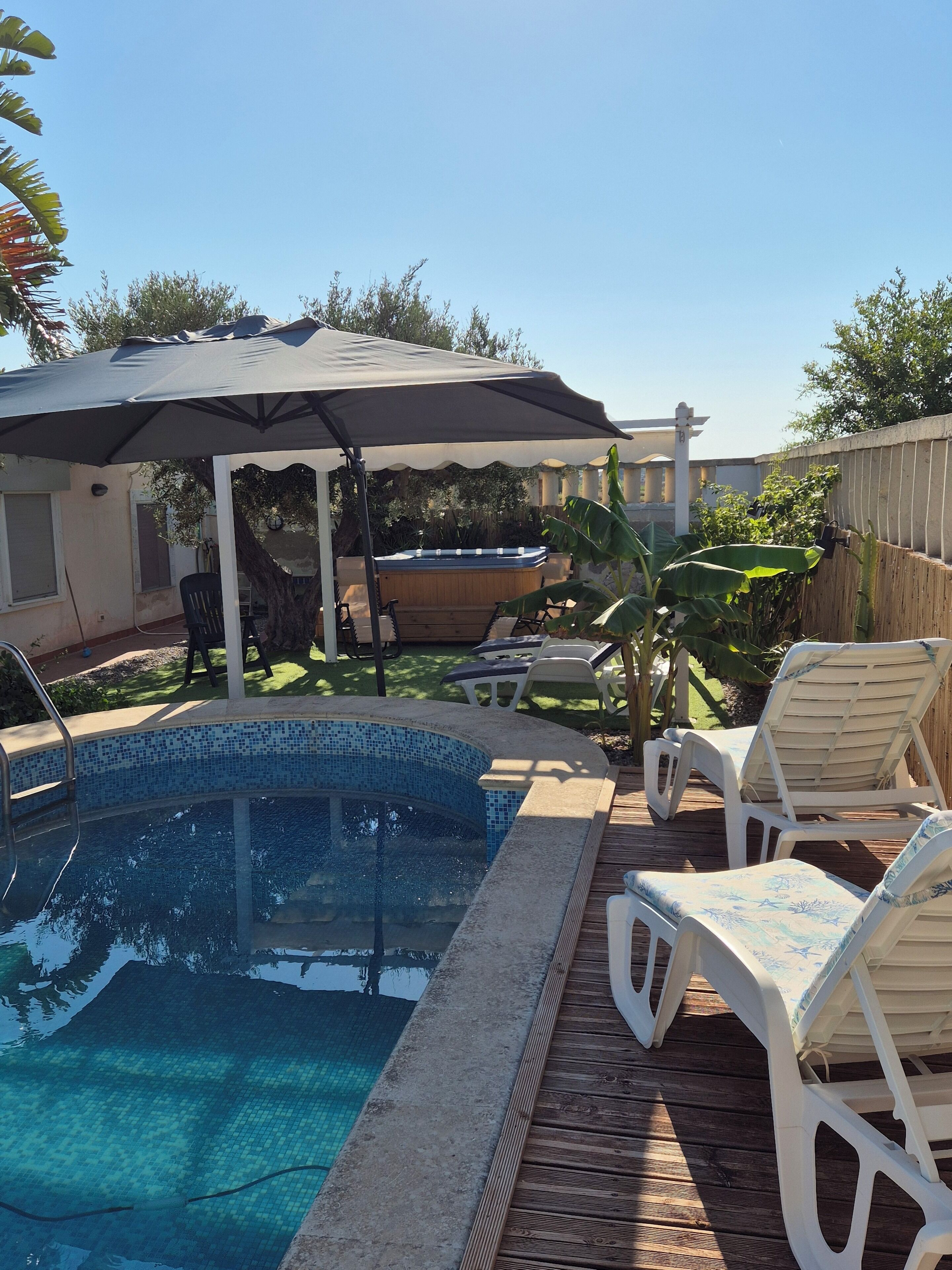 Una piscina al aire libre