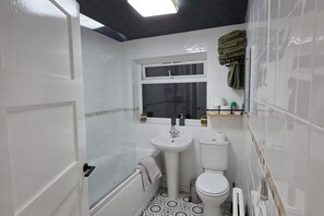 Separate tub and shower, deep soaking tub, hair dryer, towels - Modern Family Retreat With Private hot tub (Chester)