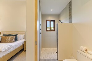 Dusch, hårtork, tvål och toalettpapper