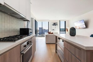 Fridge, microwave, oven, stovetop - The Rose Quartz' Rooftop Pool, Luxury 2BR 2BA Santa Monica Beach, Walk To Pier (Santa Monica)