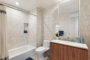 Bathroom - Rooftop Pool Luxury 2BR, Walk to Santa Monica Pier (Santa Monica)