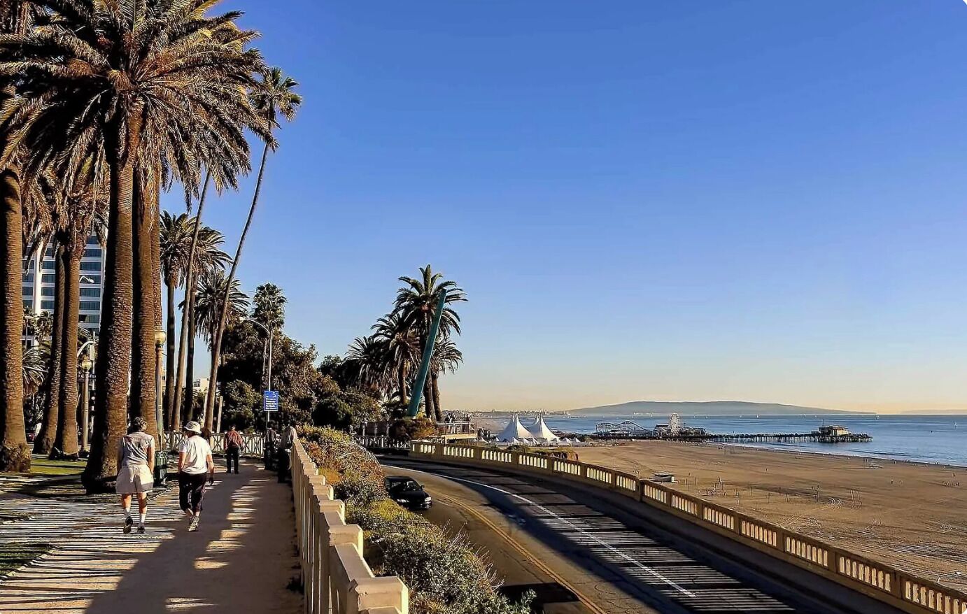 Beach nearby, sun-loungers, beach towels