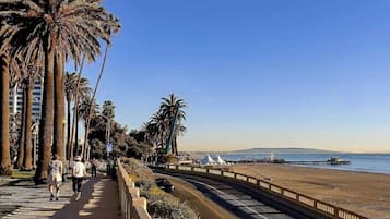 Beach nearby, sun-loungers, beach towels