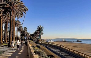 Perto da praia, espreguiçadeiras, toalhas de praia 