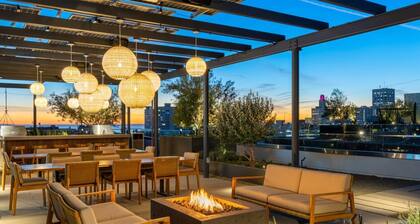 The Rose Quartz' Rooftop Pool, Luxury 2BR 2BA Santa Monica Beach, Walk To Pier