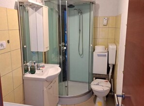 อพาร์ทเมนท์ (Two Bedroom Apartment With Terrace (N) | ห้องน้ำ | ฝักบัว, ผ้าเช็ดตัว