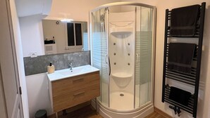A modern bathroom with a glass-enclosed shower, a vanity with a mirror, and a towel rack. - ✨Quiet & cosy apartment - Just like home (Raon-l'Étape)