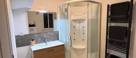 Douche, sĂšche-cheveux, serviettes fournies, savon