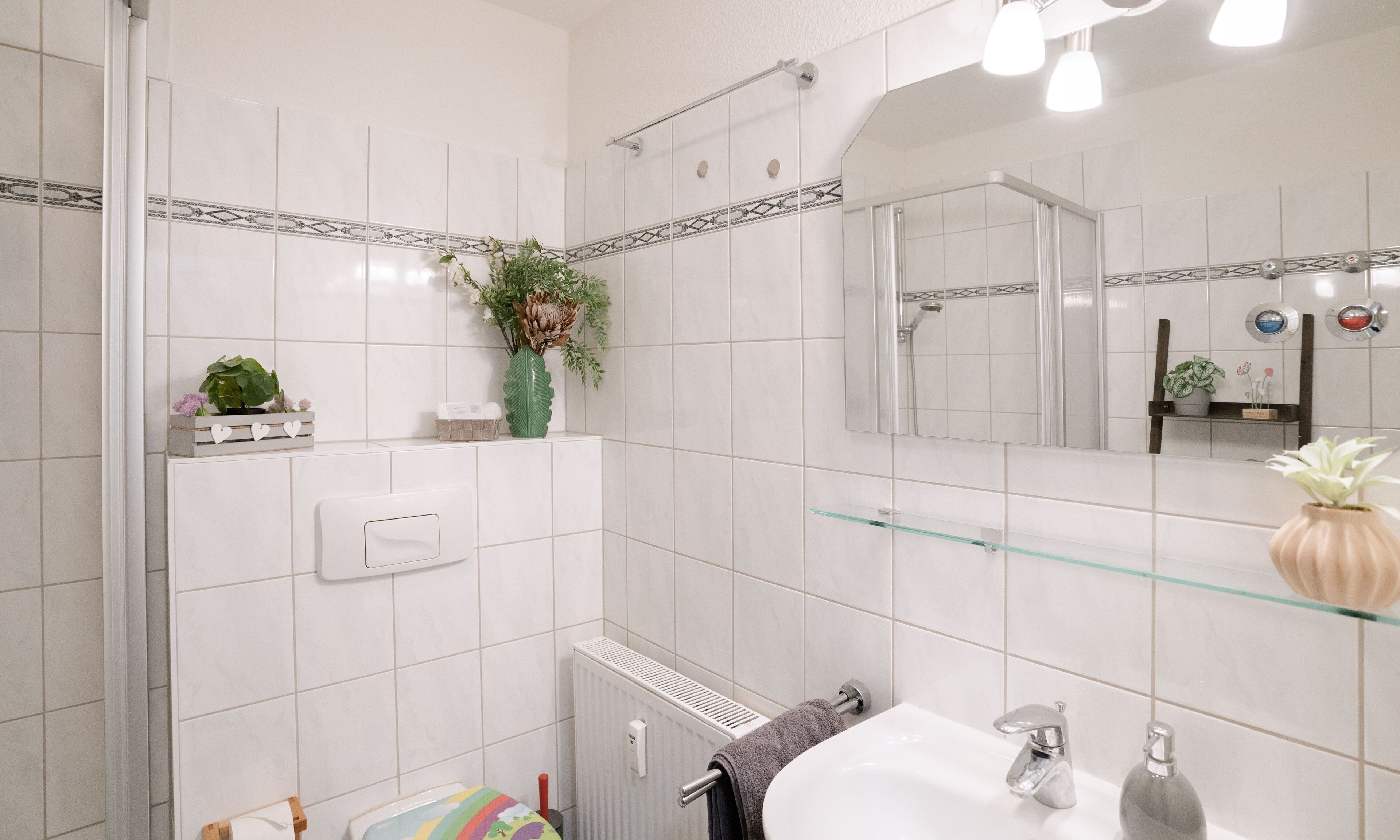 Regadera, toallas, jabón, papel de baño 