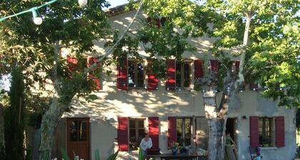 Grand mas familial campagnard 16 couchages adultes a 2 km de la mer