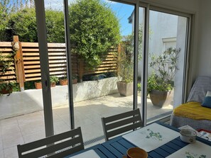 Dining - Residence in Saint Cado, on the Ria d'Etel, famous for the house with blue shutters (Belz)