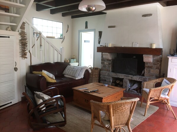 Living area - Residence in Saint Cado, on the Ria d'Etel, famous for the house with blue shutters (Belz)