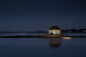 Exterior - Residence in Saint Cado, on the Ria d'Etel, famous for the house with blue shutters (Belz)