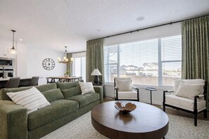 Living area - Olaki House: Luxury family home, sleeps 8 comfortably and 20mins from Calgary (Langdon)