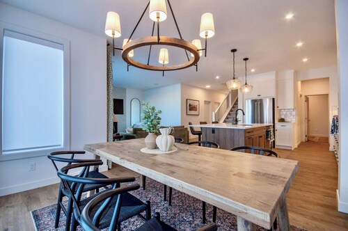 Olaki House: Luxury family home, sleeps 8 comfortably and 20mins from Calgary